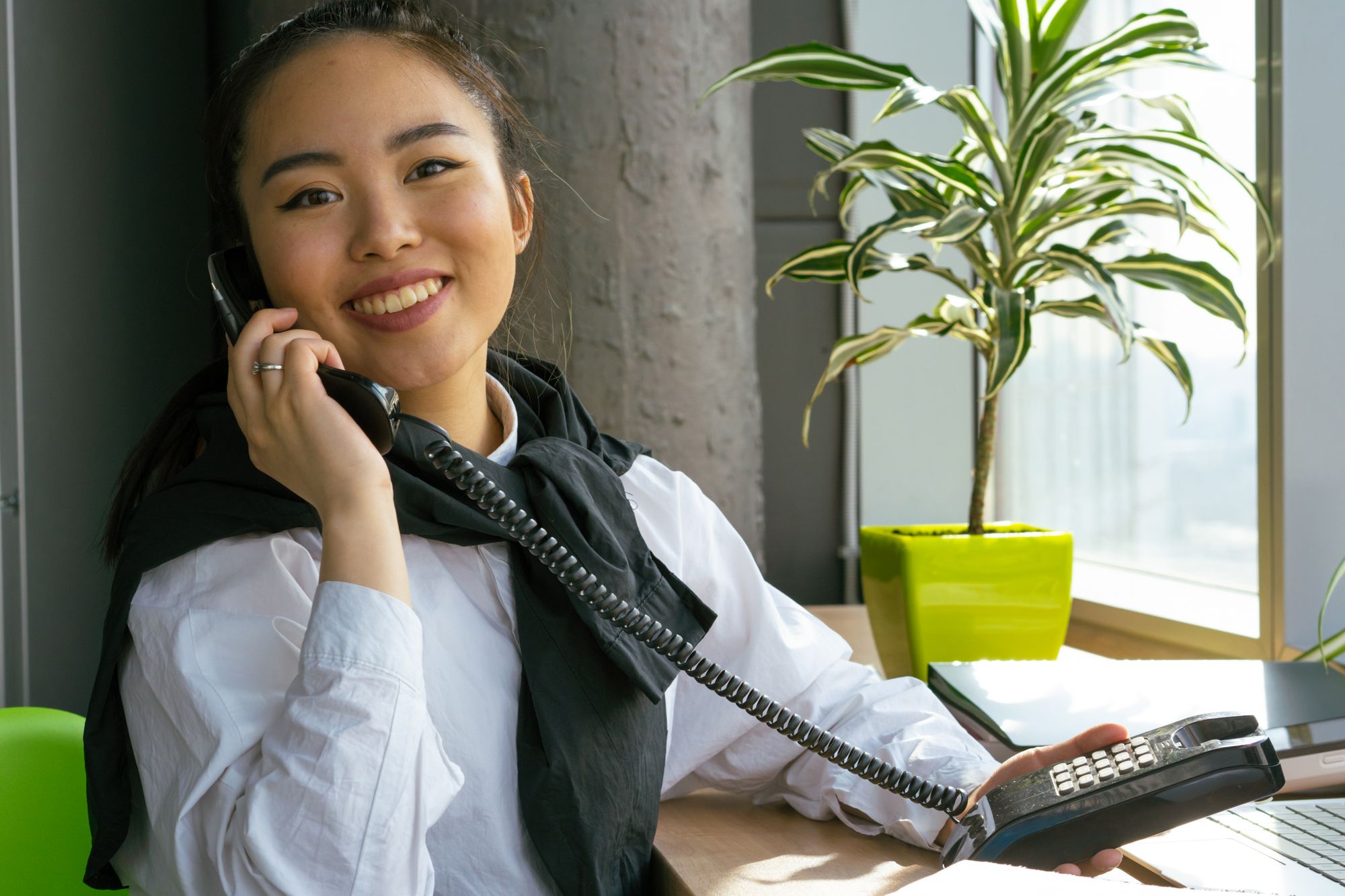 Υπάλληλος απαντά στο τηλέφωνο γραφείου